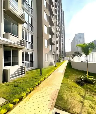 a walkway in the middle of a building at Apartamentos Mirador - Excelente Ubicación by SOHO in Barranquilla