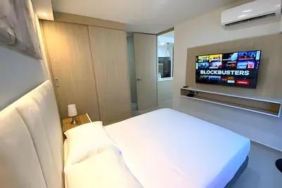 a hotel room with a bed and a tv at Apartamentos Mirador - Excelente Ubicación by SOHO in Barranquilla