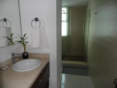 a bathroom with a sink and a shower at Apartmento Edificio Porto Vento in Cartagena de Indias