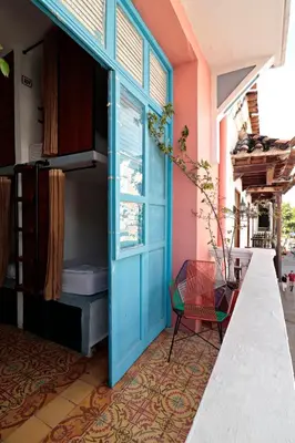 a room with a blue door and a window at República Hostel Cartagena in Cartagena de Indias