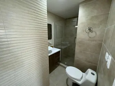 a bathroom with a toilet and a shower and a sink at Apartamento Vista Lateral a la Playa By ICDI in Cartagena de Indias