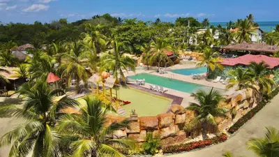 an aerial view of a resort with a swimming pool at Hotel Camino Verde in Tolú