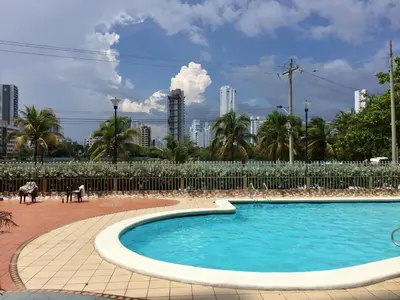 a large swimming pool in a city with buildings at Apartamento con hermosa vista y cerca de playas in Cartagena de Indias