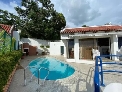 a house with a swimming pool in a yard at Casa Miramar in Santa Marta