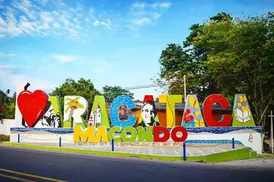 a sign that says aamed macaroni do on the side of a street at Casa Turística Realismo Mágico in Aracataca