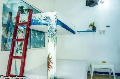 a room with a ladder and a bunk bed at Cabañas Los Juanchos Coveñas in Coveñas