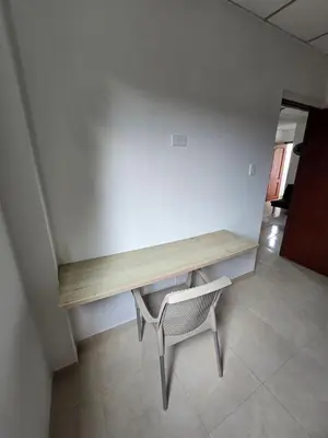 a desk and a chair in a room at Deusades Apartamentos in Cartagena de Indias