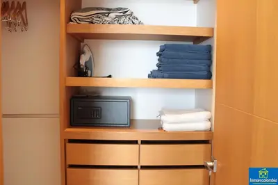 a cupboard with a microwave in a room at Apartamento Encantador - H2 Condominio in Cartagena de Indias