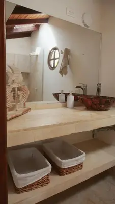 a bathroom with a counter with a sink and a mirror at Alquiler casa en la playa, Tolu in Tolú