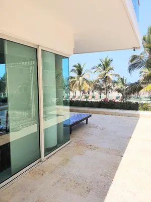 an empty building with a bench and palm trees at Cartagena la Boquilla amobaldo vista directa al mar a pocos pasos de playa in Santa Barbará