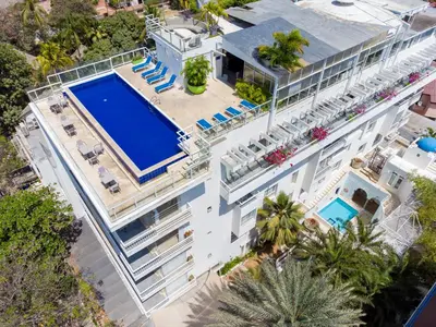 an overhead view of a building with a swimming pool at Hotel Santorini Resort in Santa Marta