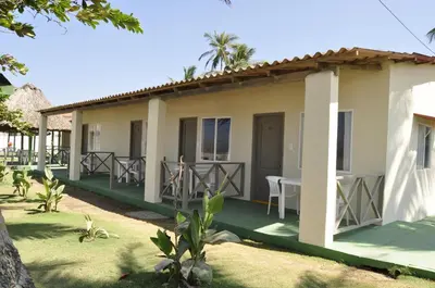 a resort with a table and chairs in the yard at Hotel Nitana in Coveñas