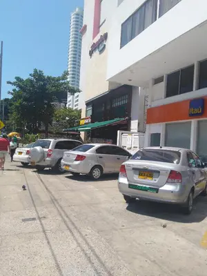 a group of cars parked in front of a building at Arriendos Yeny in Cartagena de Indias