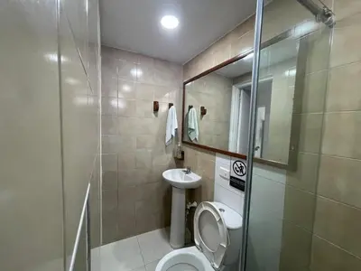 a bathroom with a toilet and a sink and a shower at Apartamento por temporadas en Bocagrande Cartagena in Cartagena de Indias