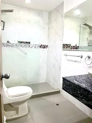a bathroom with a toilet and a shower and a sink at Hotel Yivinaca in Barranquilla