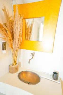 a sink with a mirror on top of a counter at Quinta del Mar Sunset in Isla Mucura
