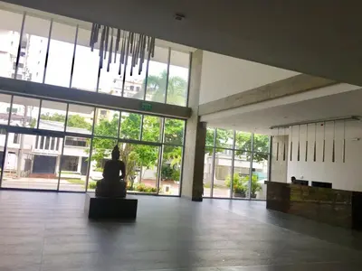 a room with a statue in the middle of a building at Luxury Infinitum in Cartagena de Indias