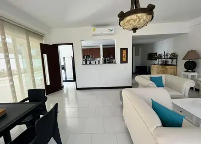 a living room with a couch and a table at Amplio apt de 3 alcobas edificio primera linea de playa in Cartagena de Indias