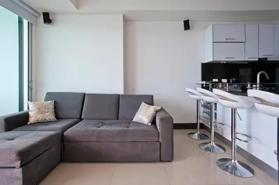 a living room with a couch and a kitchen at Palmetto Eliptic 4003 in Cartagena de Indias