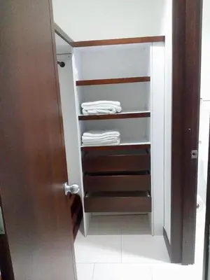 a bathroom with a closet with folded towels at Edificio acceso directo al mar primera linea de playa 2 habitaciones in Cartagena de Indias