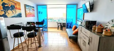 a kitchen with a bar and a living room at Apartamento 1101 Edificio Nuevo Conquistador in Cartagena de Indias