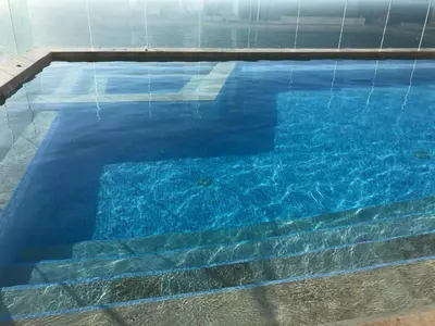 a large blue swimming pool with blue water at Excelente Apartamento en Murano Elite en Bocagrande, Cartagena in Cartagena de Indias