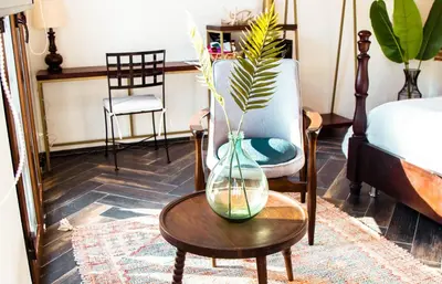 a living room with a chair and a vase on a table at Soy Local Insignia in Cartagena de Indias