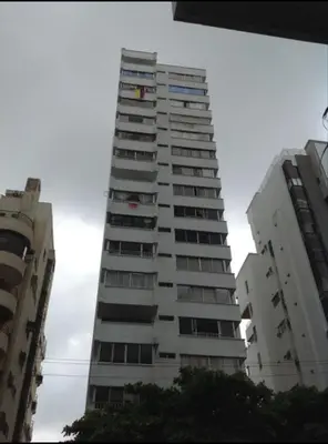 a tall white building with a flag on it at Alojamiento con Vista Y Salida al Mar in Cartagena de Indias