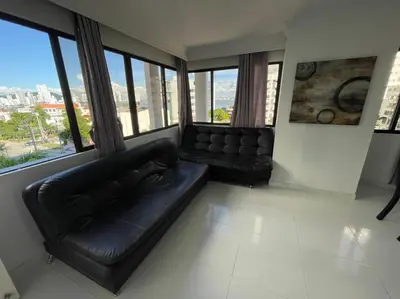 a black leather couch in a room with windows at Vista Al Mar, Aire Acondicionado en Todo el Apto, Wi-Fi, Parqueadero in Cartagena de Indias