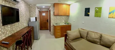 a living room with a couch and a kitchen at PyEnsa Cartagena in Cartagena de Indias
