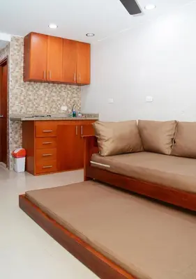 a couch in a room with a kitchen at PyEnsa Cartagena in Cartagena de Indias