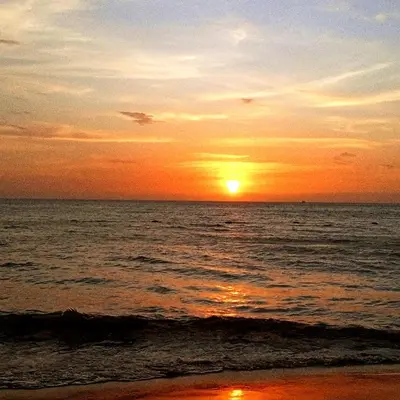 a sunset over the ocean with the sun setting at host Casa Don Arturo in Santa Marta