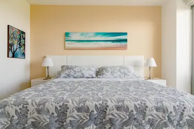 a bedroom with a large bed with two lamps at Hermoso apartamento con todas las comodidades acceso directo a la playa ubicado en el edificio Morros Epic in Cartagena de Indias