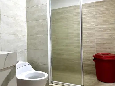 a bathroom with a toilet and a glass shower at Apartamento en Coveñas cómodo y acogedor in Coveñas