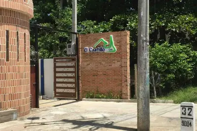 a brick wall with a sign for a clinton sign at Apartamento en Coveñas cómodo y acogedor in Coveñas
