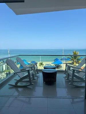 a balcony with chairs and a view of the beach at Mágico Apartamento Frente al Mar 3 Habitaciones PV21 in Coveñitas