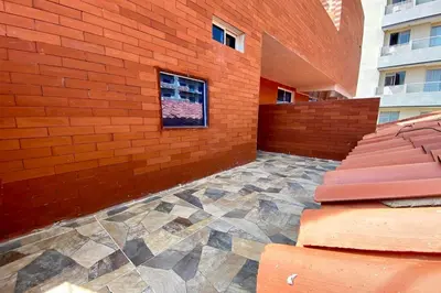 a building with a window and a brick wall at Villa Santos Apartaestudios in Barranquilla