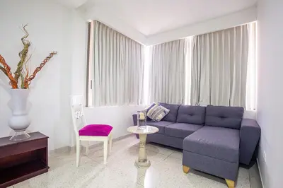 a living room with a purple couch and a table at Ayenda Hotel Carivdi in Sincelejo