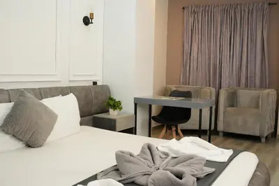 a room with a bed and a table and a desk at Hermosa Habitación cerca al Centro histórico in Cartagena de Indias