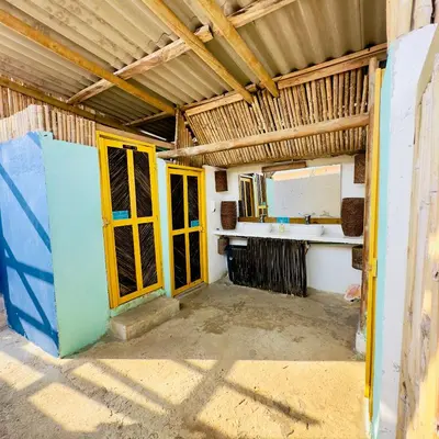an unfinished room with a sink and a mirror at Hostel Santa Cruz del Islote in Santa Cruz del Islote