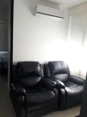 a black leather couch sitting in a living room at Rincon 94- Barranquilla- Rio Alto in Barranquilla