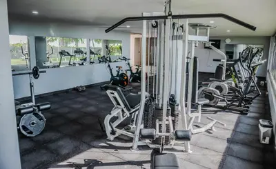 a gym with several treadmills and machines at MORROS EPIC 1 ALCOBA VISTA CIENAGA in Cartagena de Indias