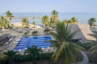 an aerial view of a resort with a swimming pool and the beach at Hermoso Apartamento Frente al Mar 2 Habitaciones PAZ122 in Coveñitas