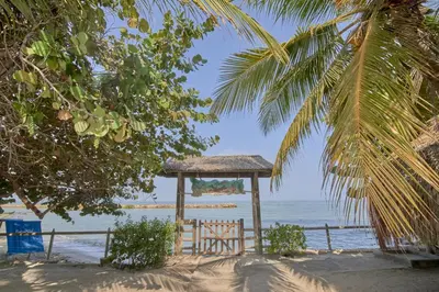a gazebo on a beach with the ocean at Hermoso Apartamento Frente al Mar 2 Habitaciones PAZ122 in Coveñitas
