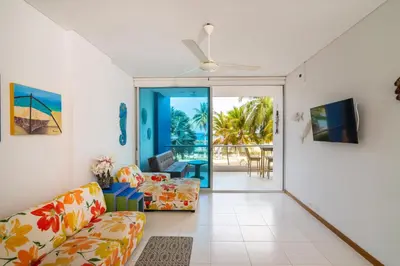 a living room with a couch and a ceiling fan at Hermoso Apartamento Frente al Mar 2 Habitaciones PAZ122 in Coveñitas