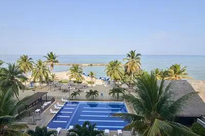 an aerial view of a resort with a swimming pool and the beach at Hermoso Apartamento Frente al Mar 2 Habitaciones PAZ122 in Coveñitas