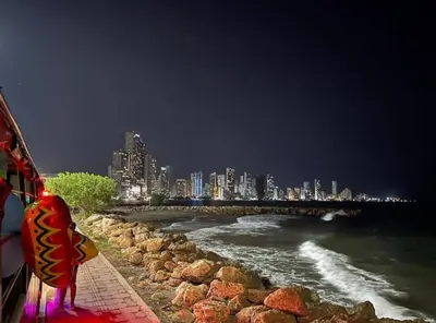 a view of a city at night with the ocean at Edificio frente al mar con playas tranquilas in Cartagena de Indias