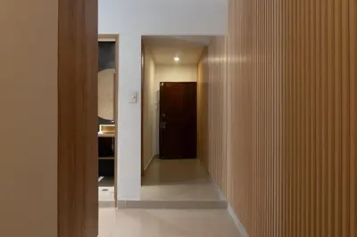 a hallway leading to a bathroom with a door at Apartamento en Bocagrande - Piscina, Jacuzzi y Mar in Cartagena de Indias