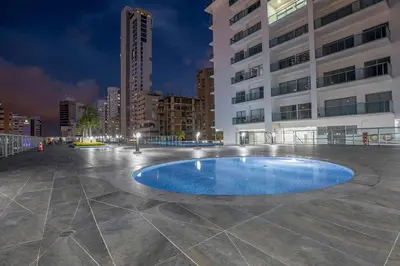 a swimming pool in the middle of a building at Infinitum Bocagrande-Piso 26-Apartamento Nuevo in Cartagena de Indias