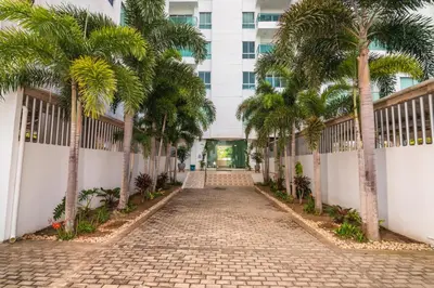 a cobblestone street with palm trees in front of a building at Magico Apartamento Frente al Mar 3 Habitaciones AR44 in Coveñas